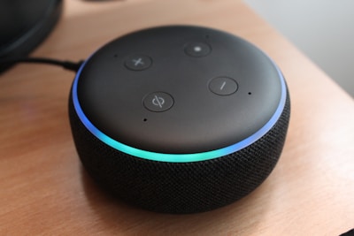 black Amazon echo dot speaker