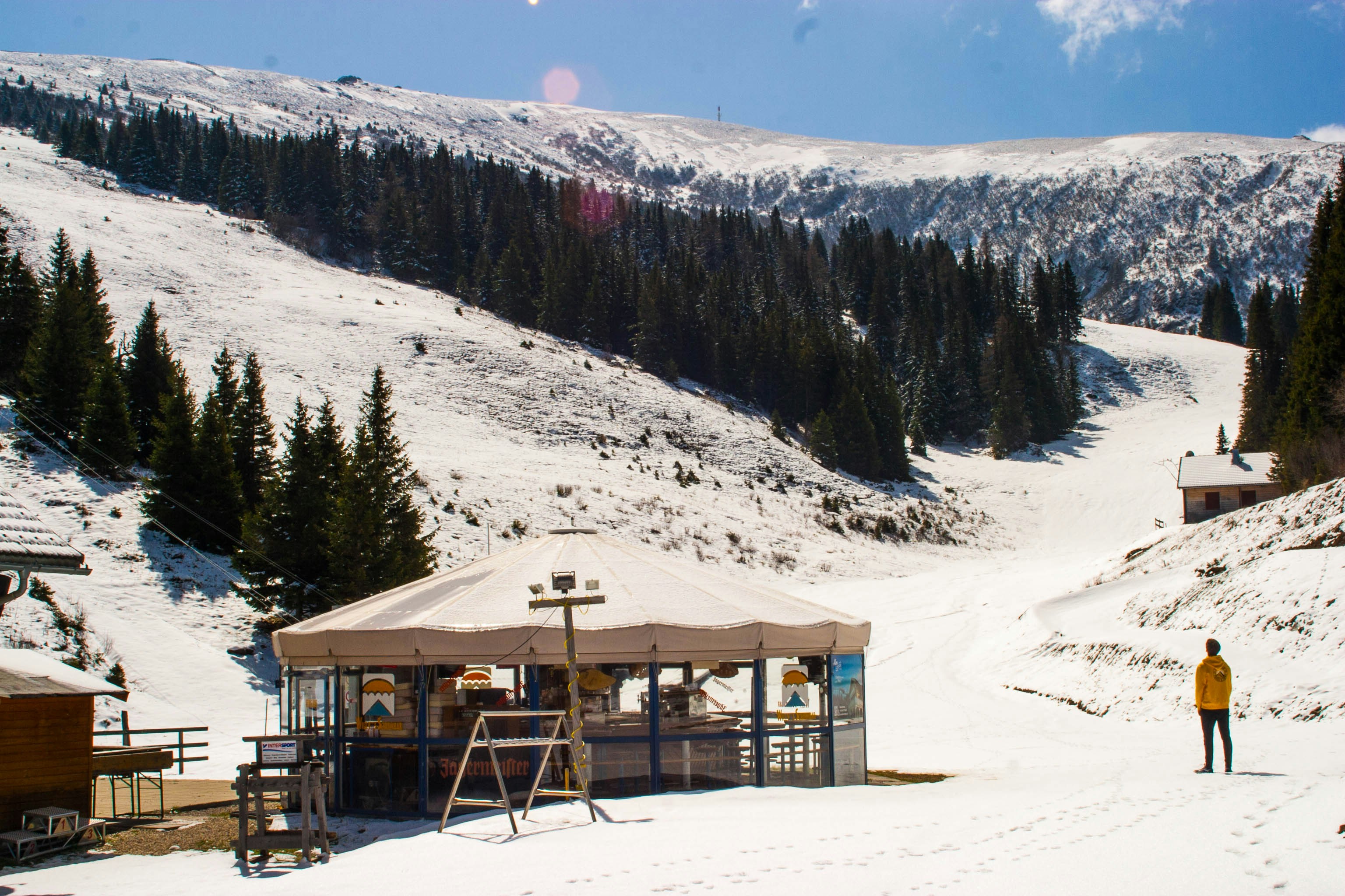 Mann steht in der Nähe von Brown House