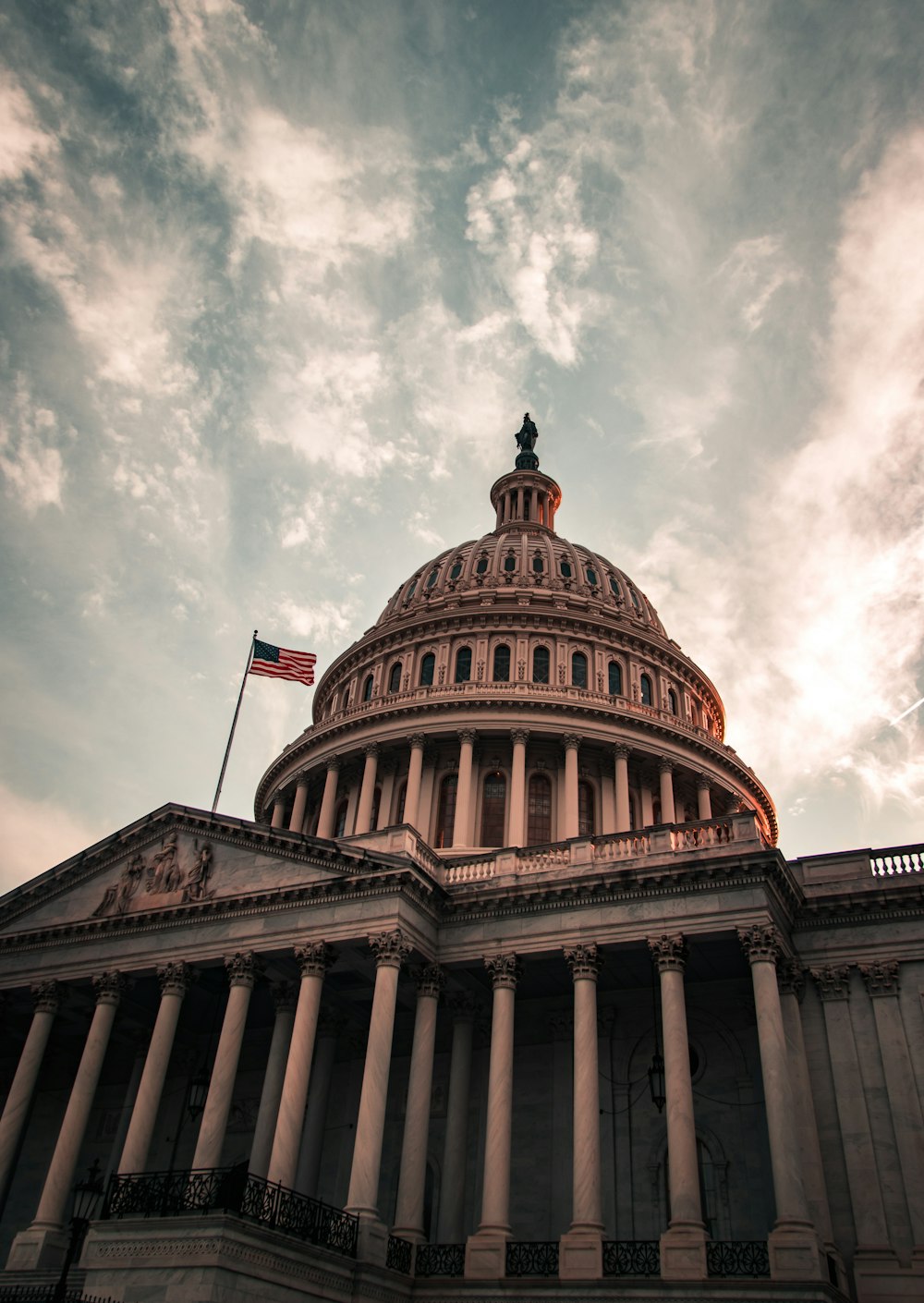 Le dôme du Capitole des États-Unis sous un ciel nuageux