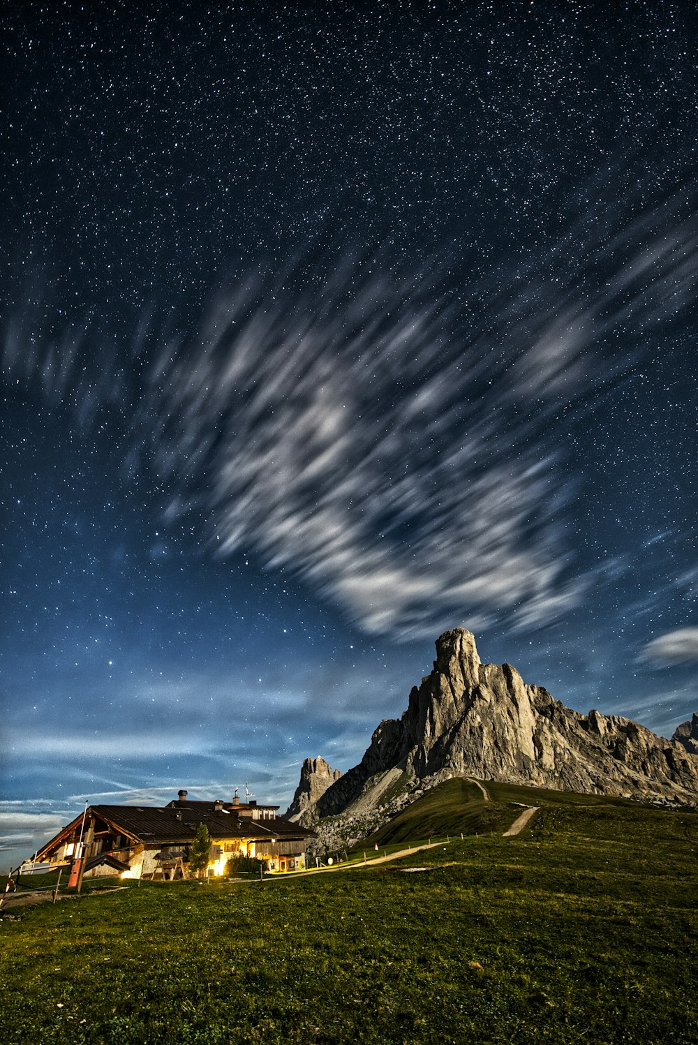 Der Nachthimmel ist voller Sterne und Wolken