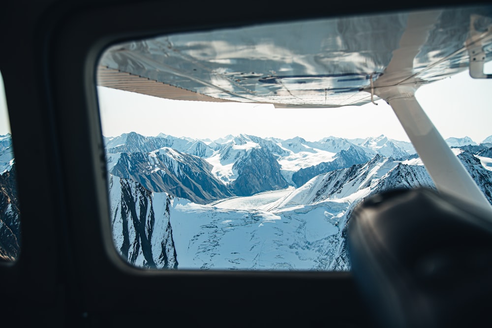 Una vista de una cordillera nevada desde una ventana de avión