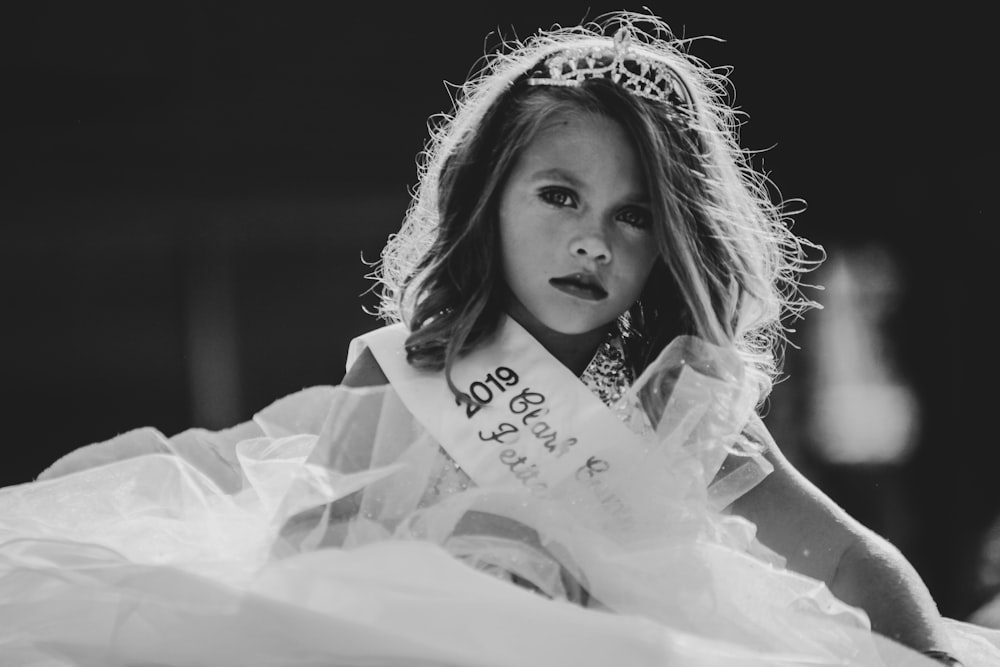 Graustufenfotografie eines Mädchens im Kleid