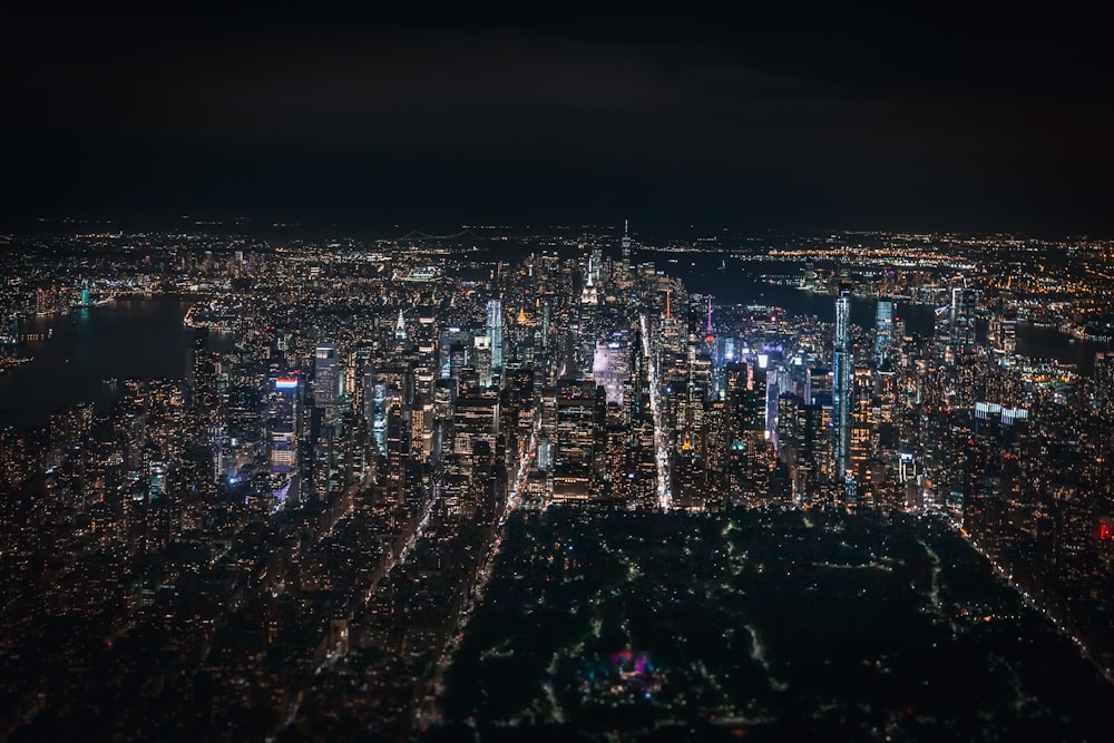 Vista aérea de edifícios iluminados durante a noite