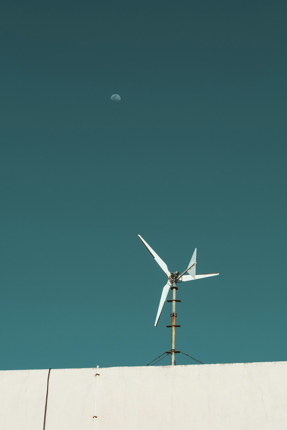white and brown wind turbine