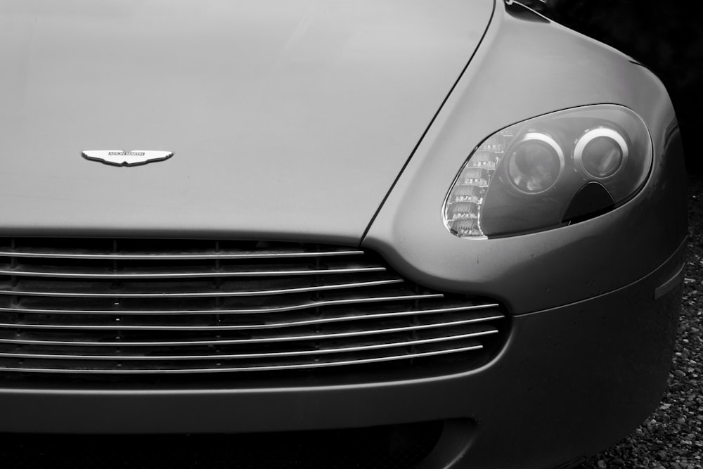 vehículo Aston Martin negro
