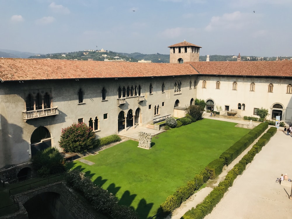 edificio in cemento bianco e marrone