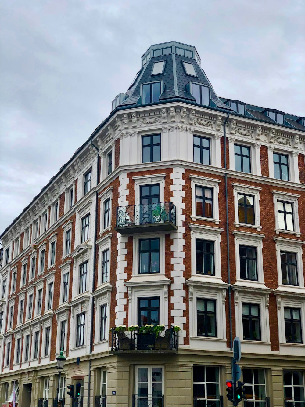 Edificio pintado de blanco y marrón