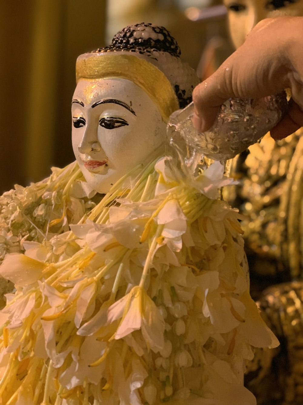 estatueta de cerâmica religiosa branca com flores brancas