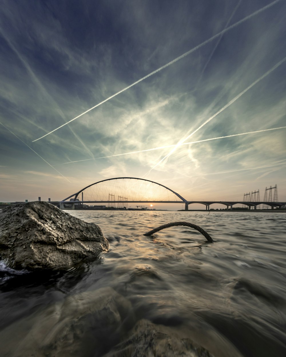 Fotografía timelapse de roca y puente