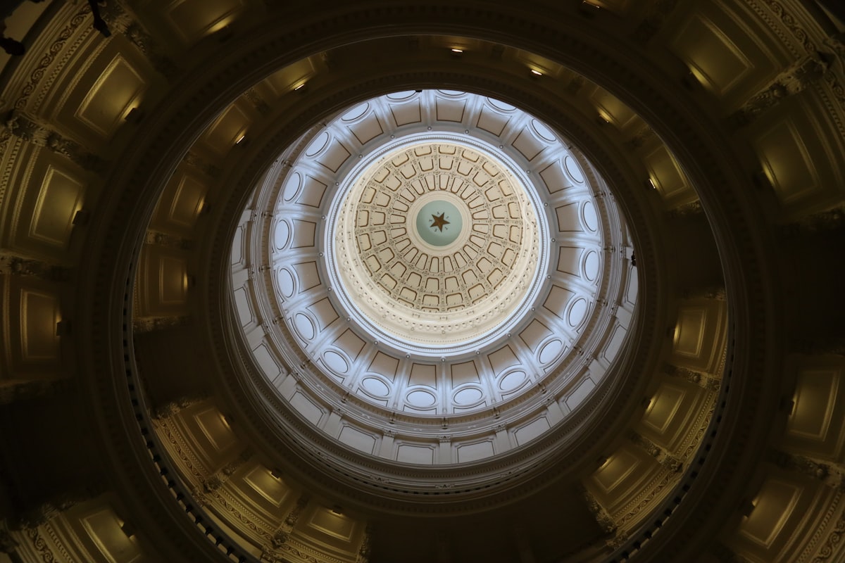 Los Alcaldes Tejanos Quieren Proteger a las Familias del ICE — Austin les Amarró las Manos