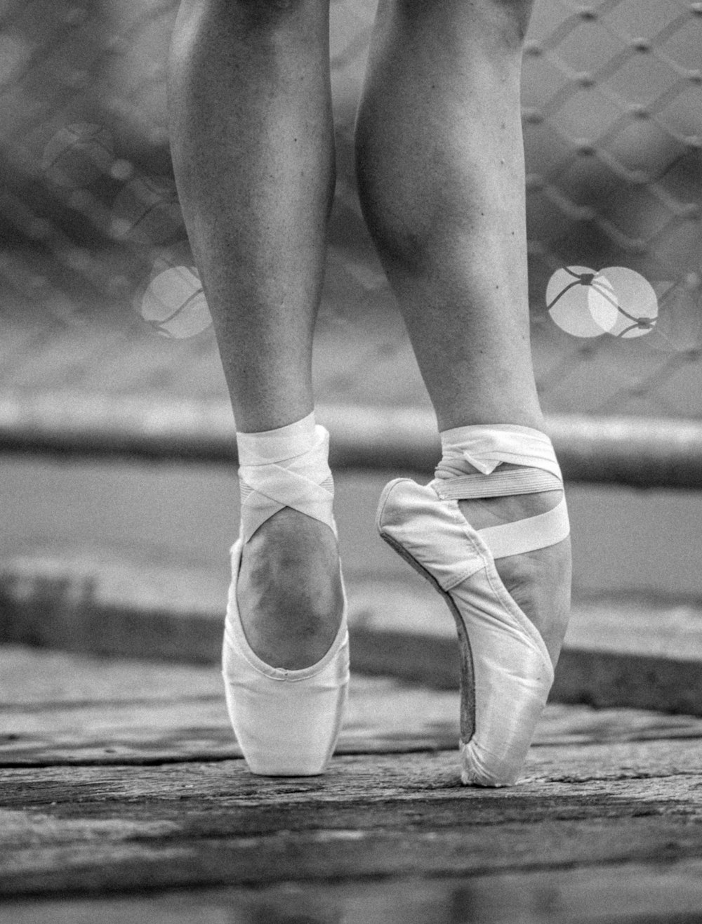 Foto in scala di grigi di Ballerina