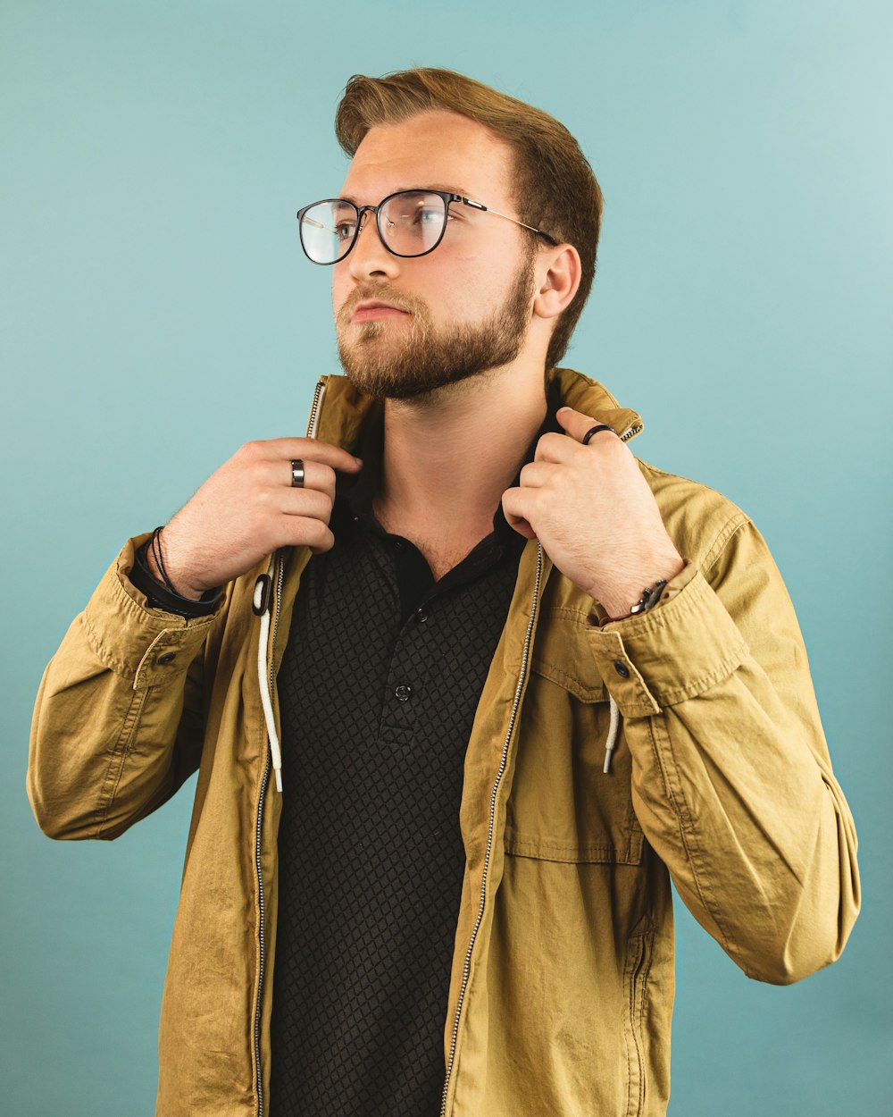 hombre con chaqueta marrón