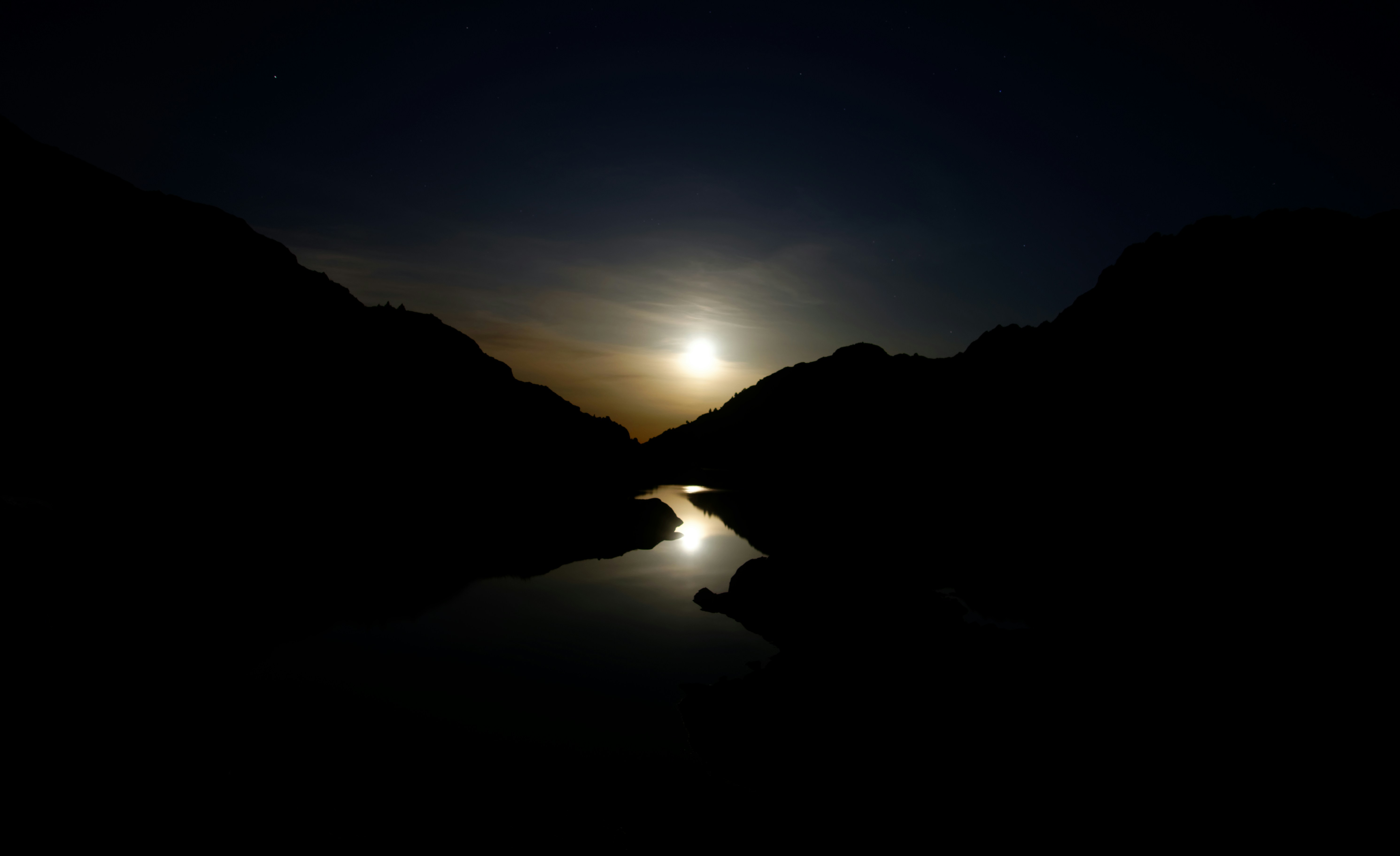 Lofoten, Norway (Reinebringen hike at midnight sun) - Moonlight in the Pyrénées 