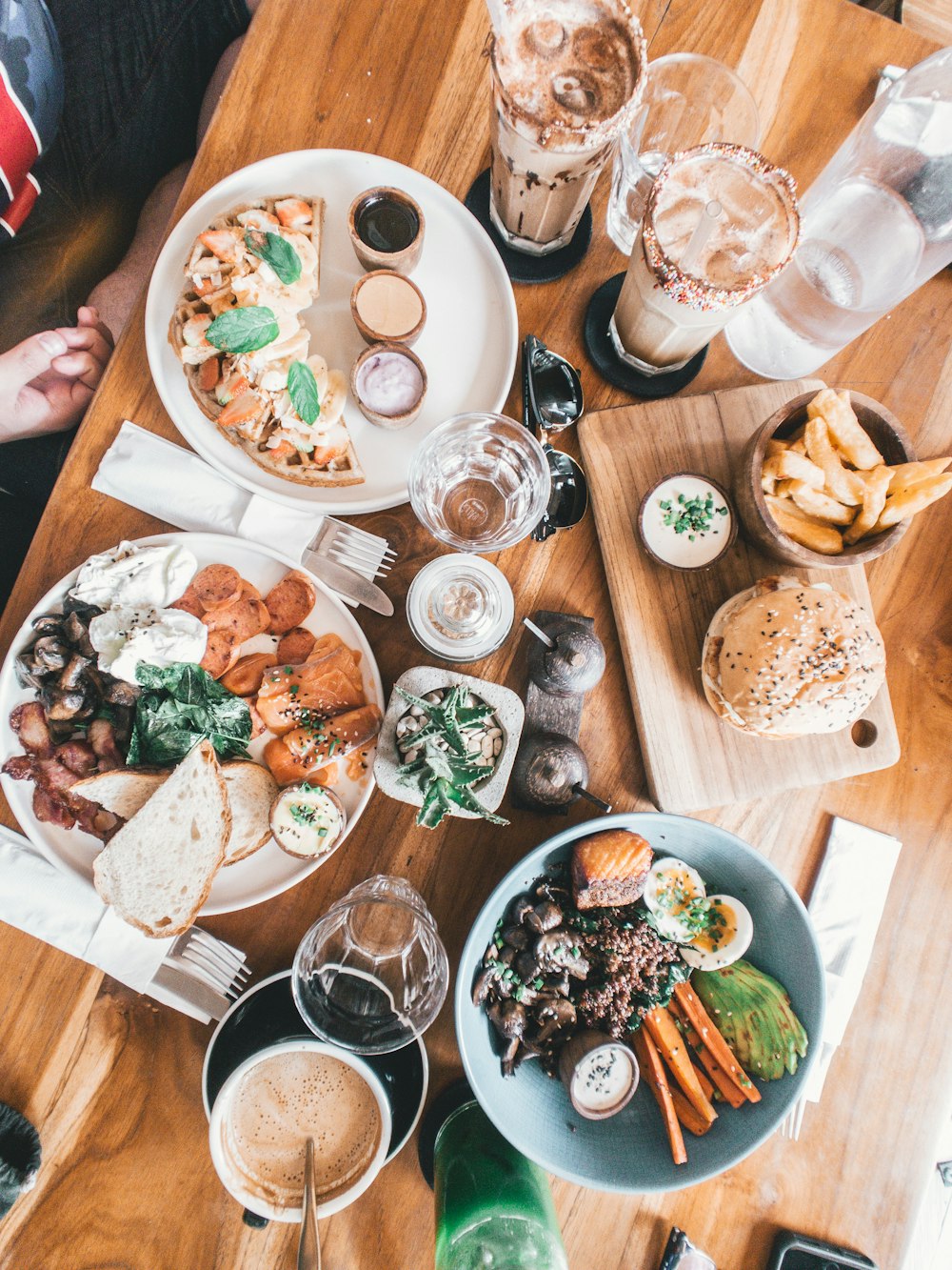 pratos e tigela de alimentos sobre mesa de madeira marrom