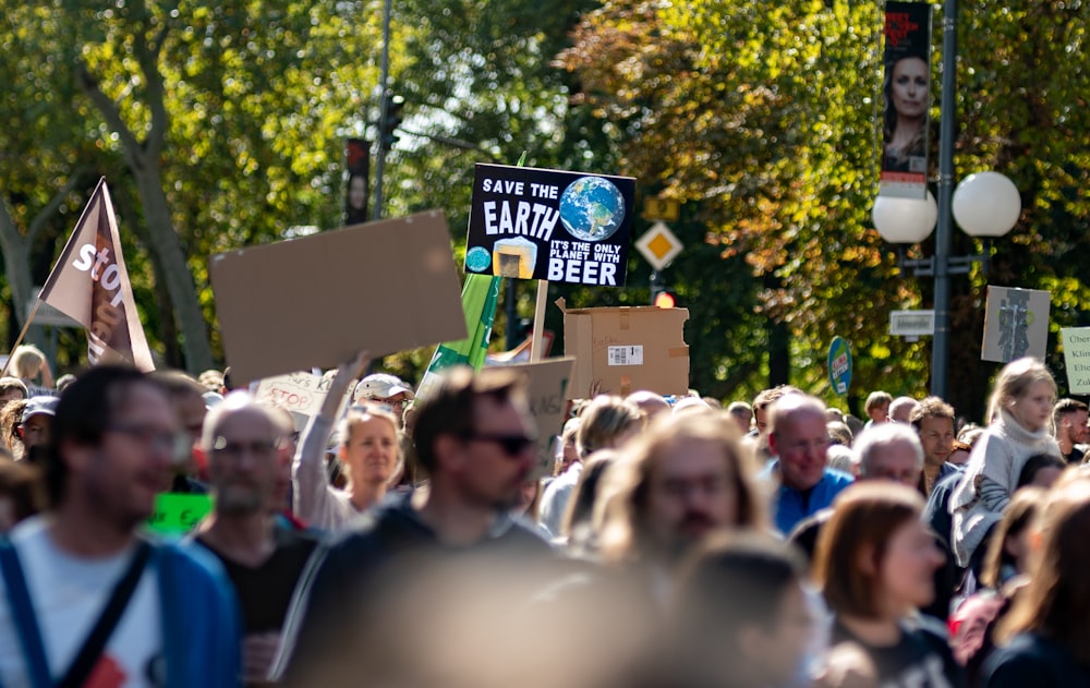 Gruppe von Menschen, die gegen das Fotografieren protestieren