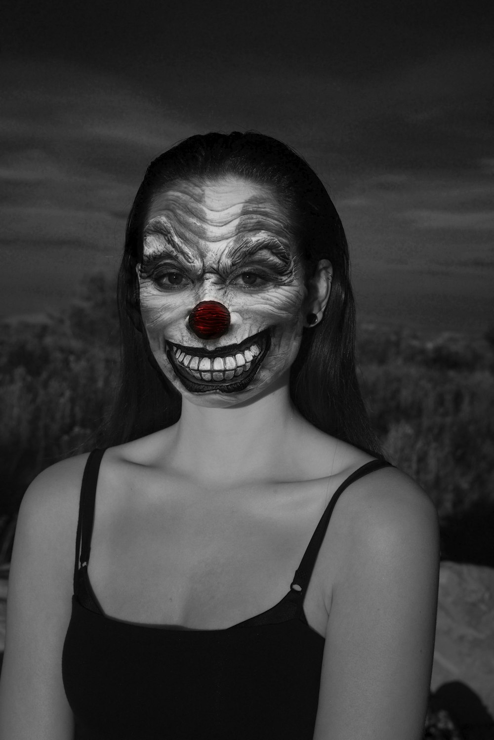 femme portant un haut à bretelles spaghetti avec un visage de clown photo –  Photo Gris Gratuite sur Unsplash