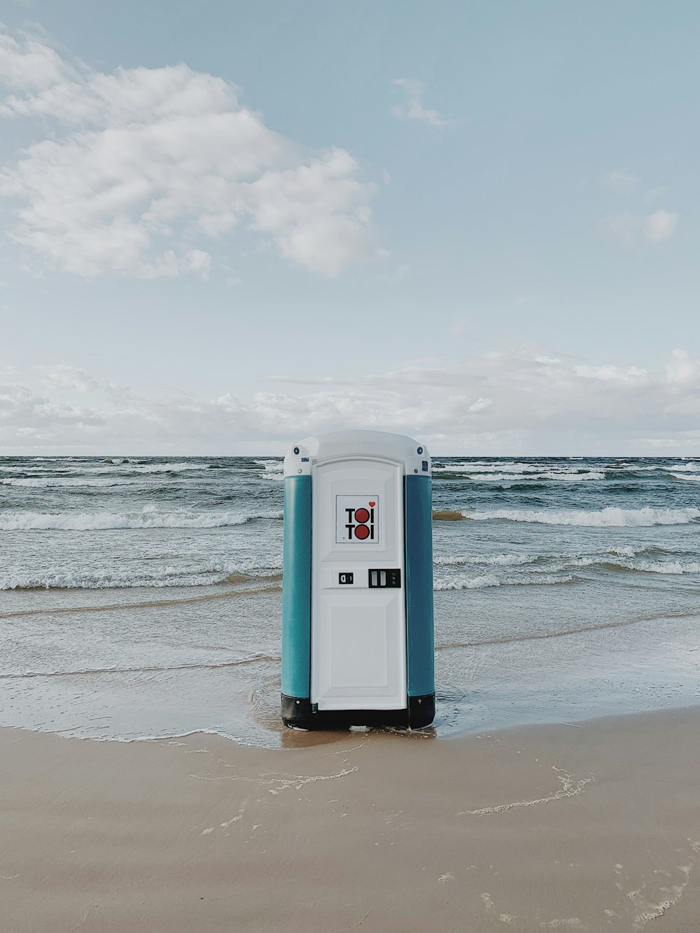 Weißer und blauer Stand am Meer