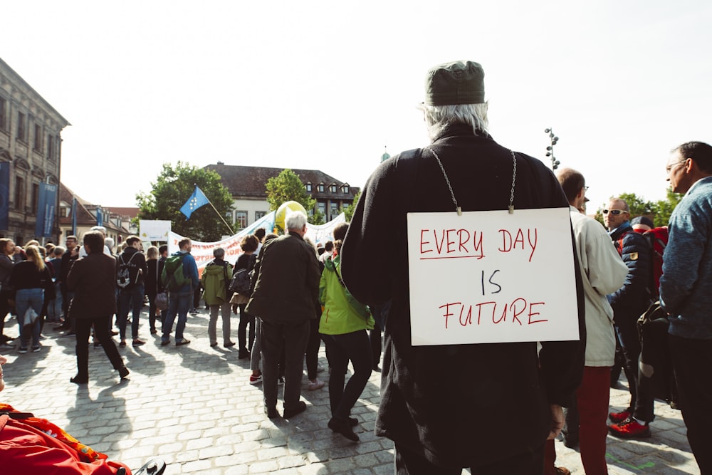 persone sulla strada