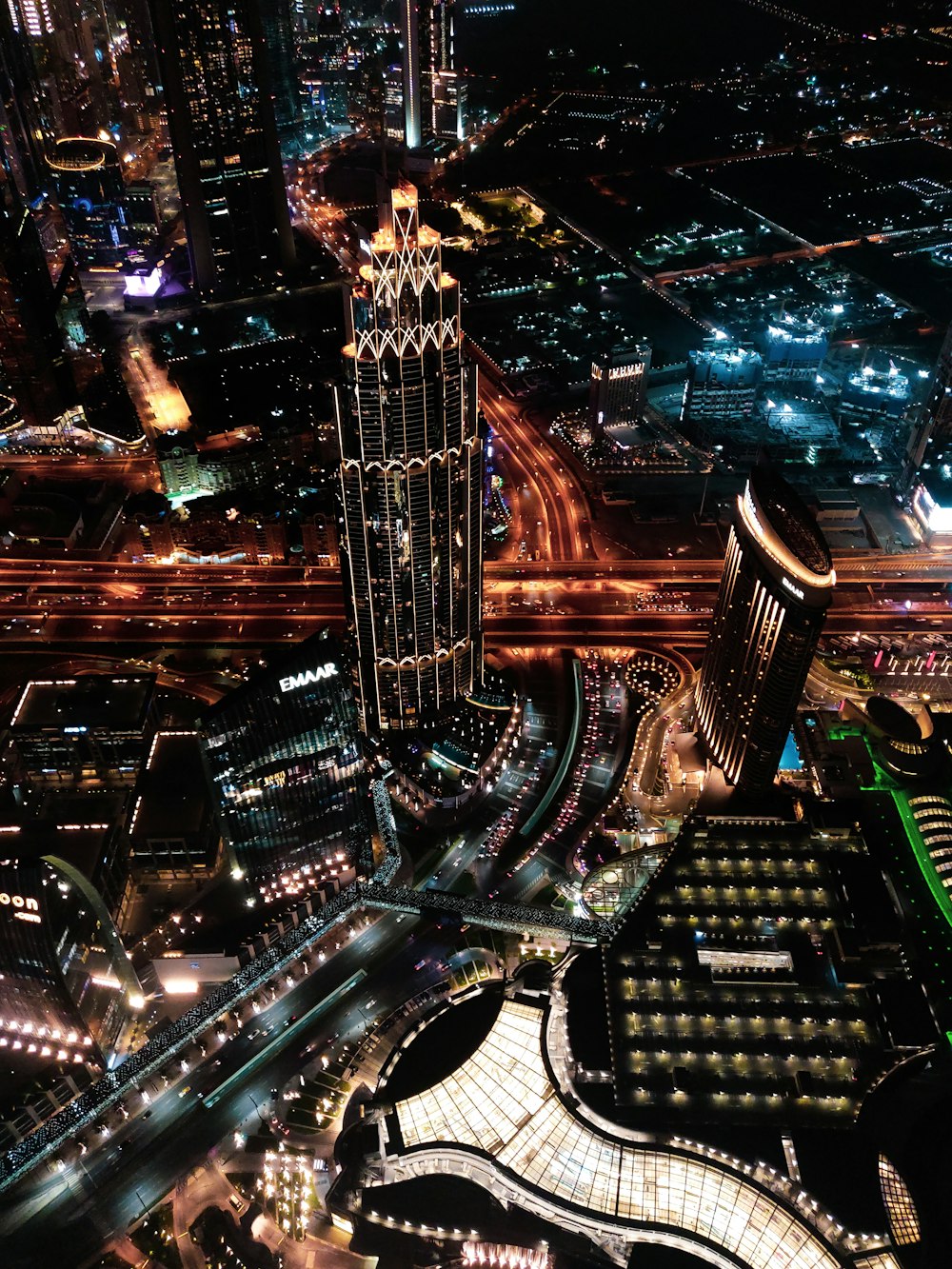 Photographie aérienne de bâtiments la nuit