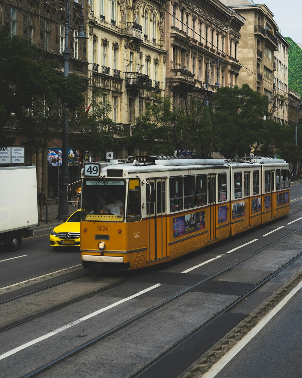 Autobús amarillo y blanco