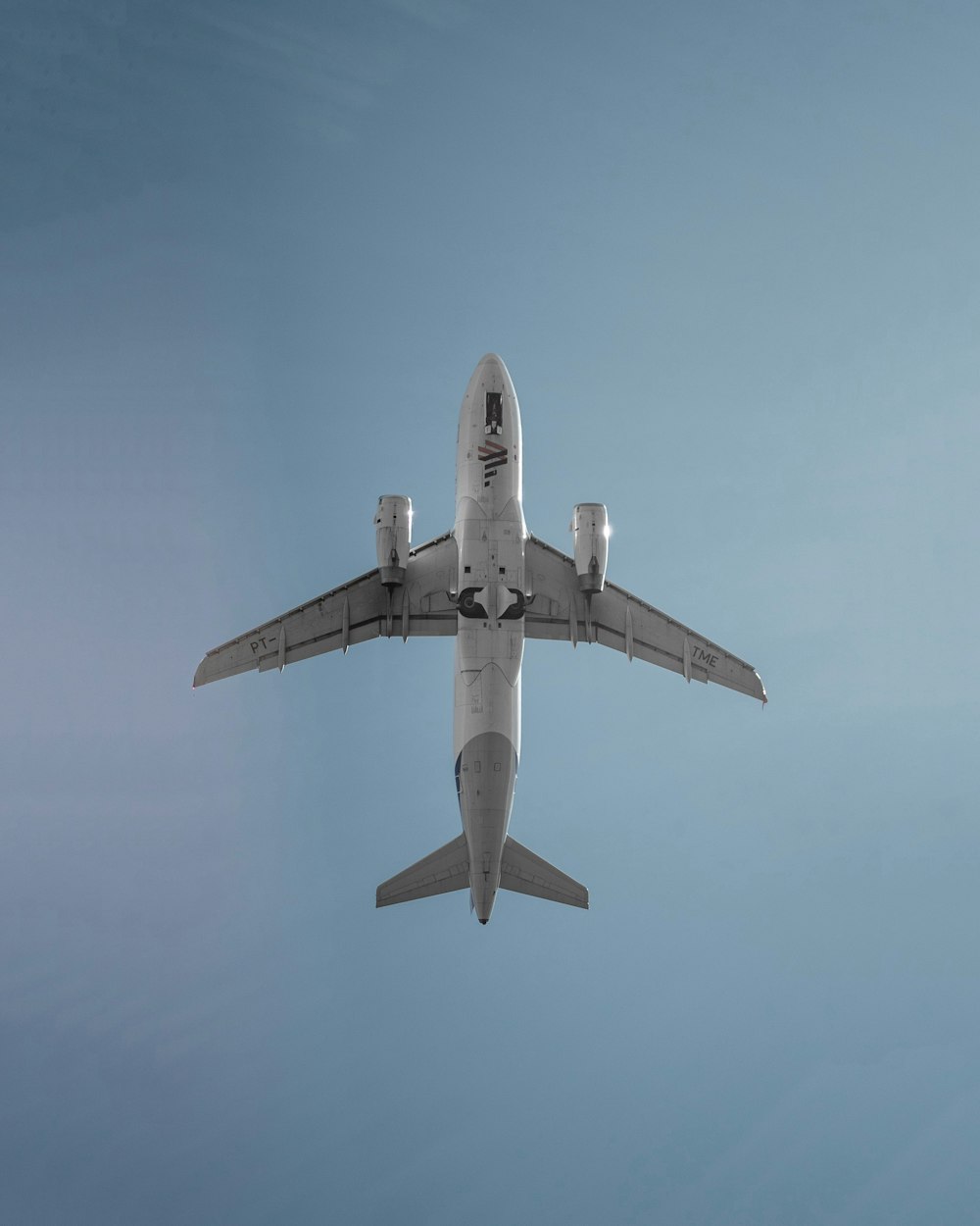 Fotografía de ángulo bajo de avión blanco