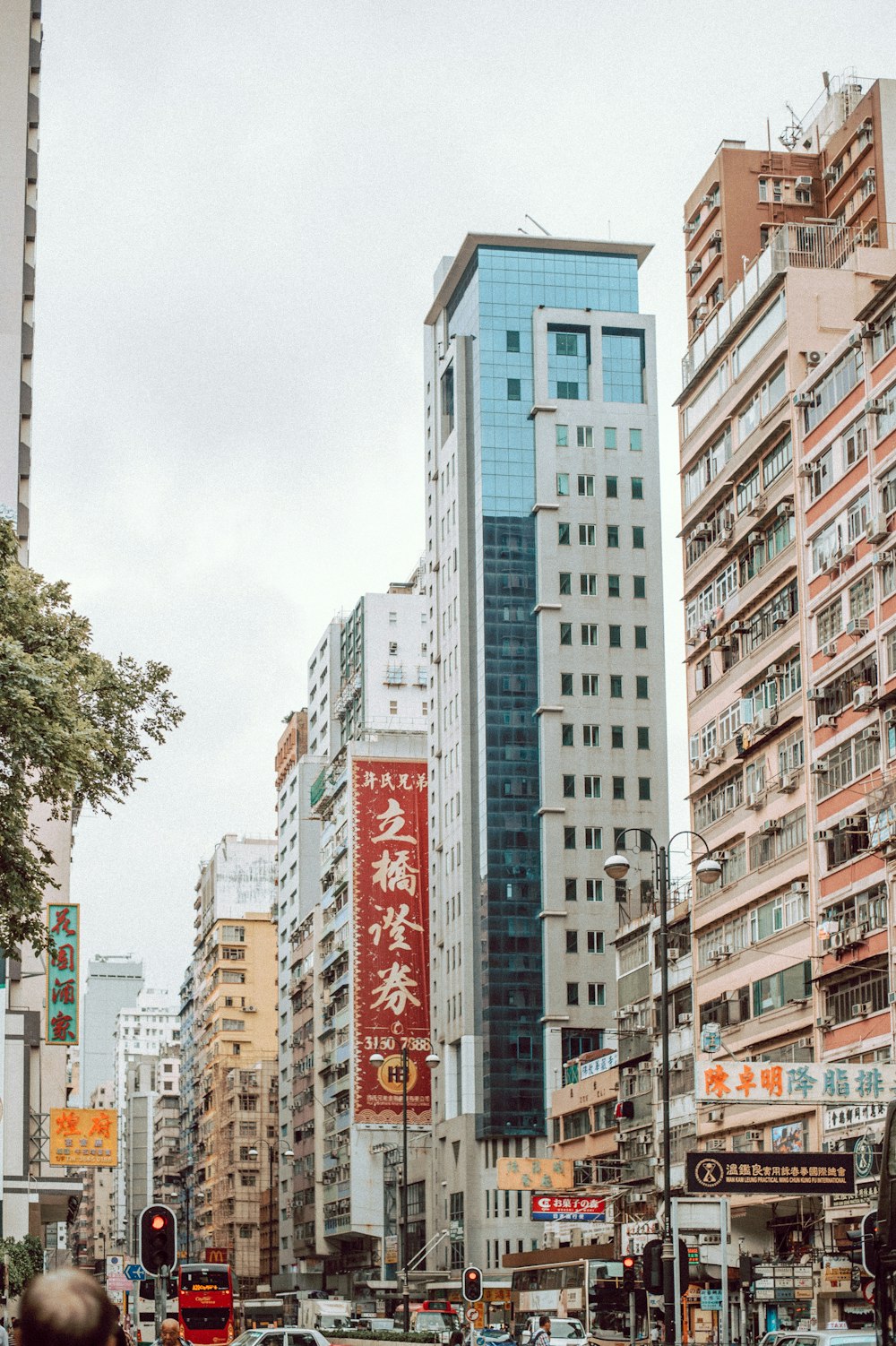 kanji signage on building during daytime