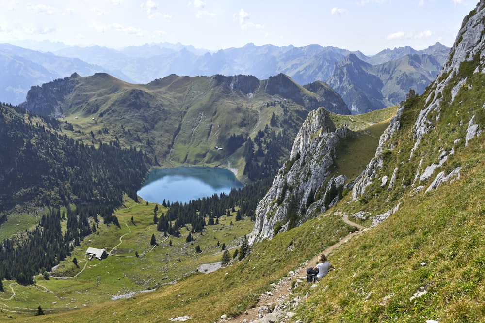 Photo aérienne d’une rivière entourée de montagnes