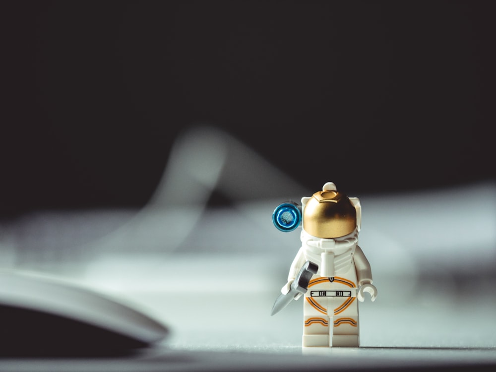 Foto a fuoco superficiale dell'astronauta Mini Figur E