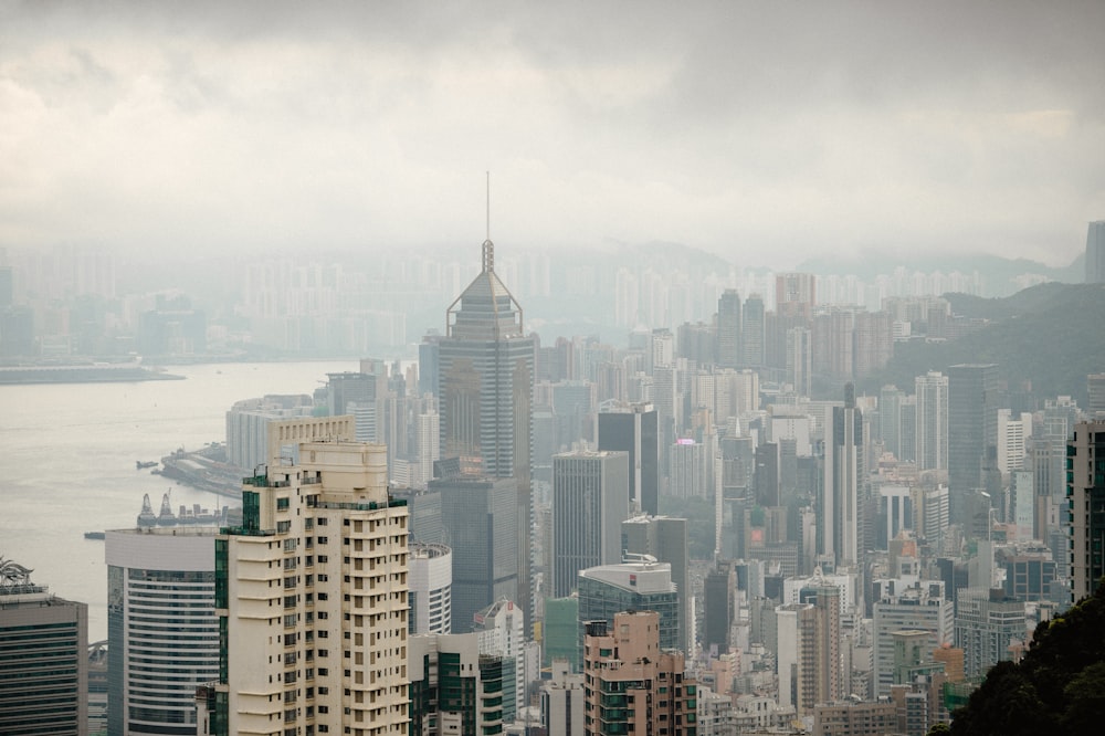 Photographie en plongée d’immeubles de grande hauteur sous un ciel gris