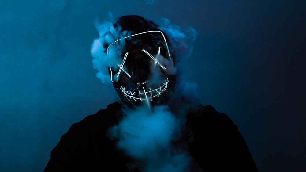 una persona que usa una máscara con humo saliendo de ella