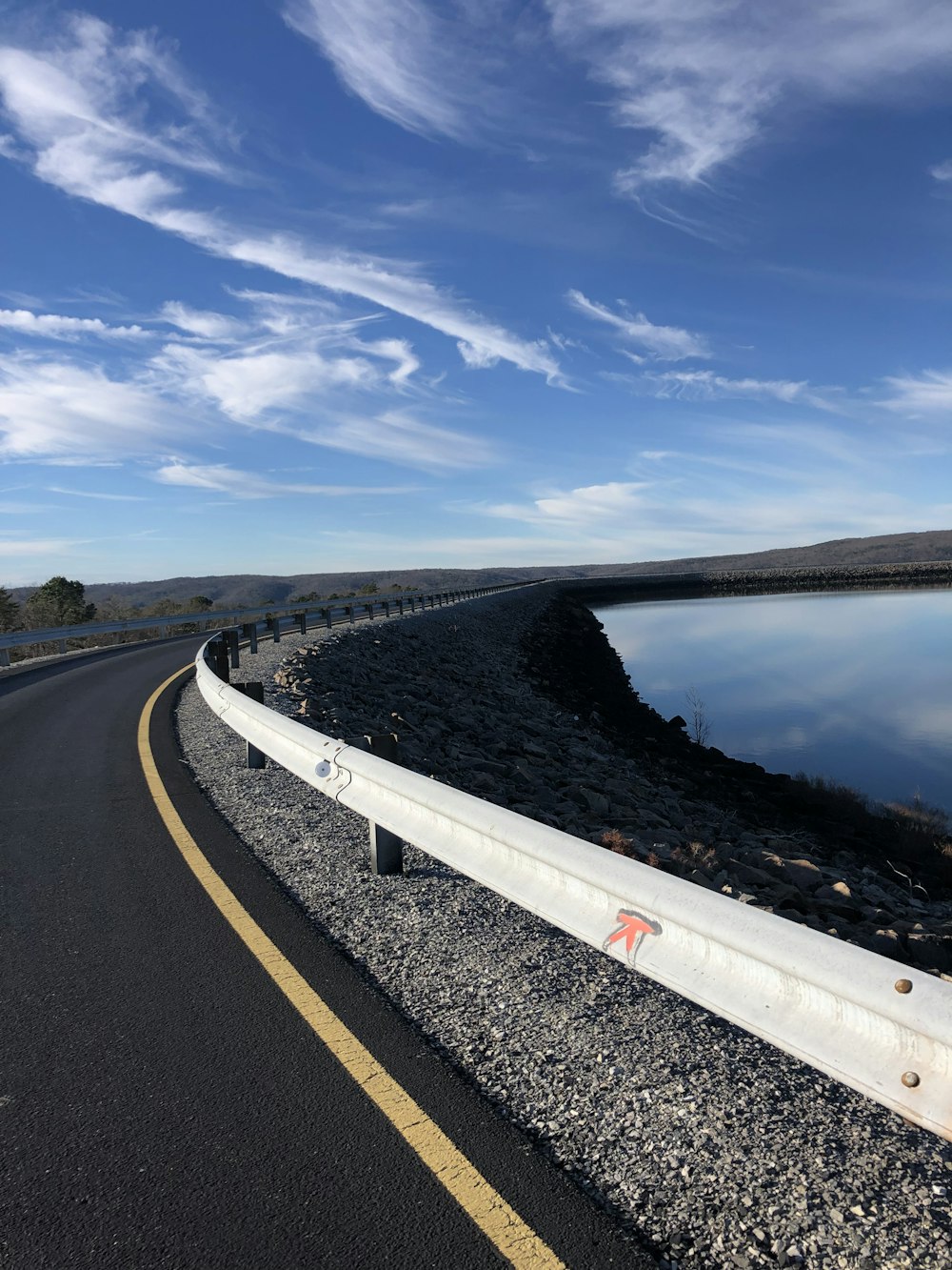 Carretera de hormigón durante el día