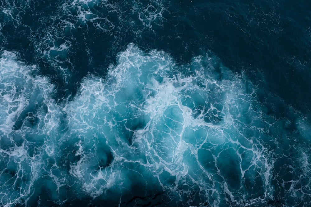 Foto aérea del cuerpo de agua