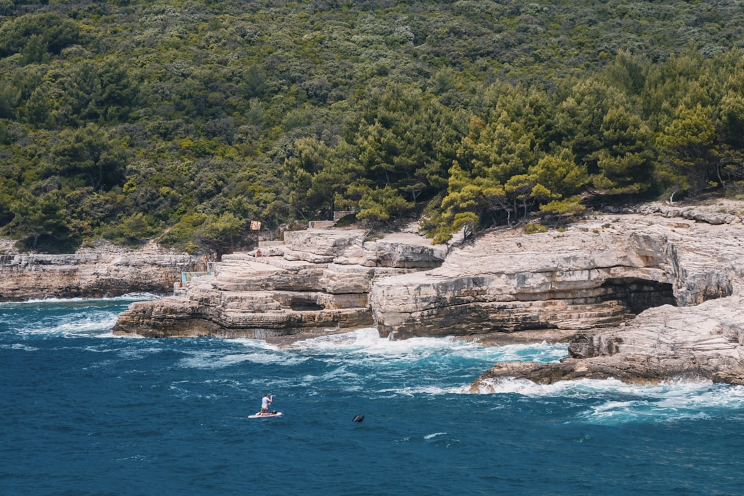 crystal blue sea beside rock formation, Obalna bitnica Ovina