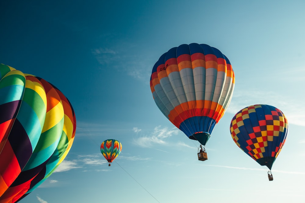 Heißluftballons in verschiedenen Farben am Himmel