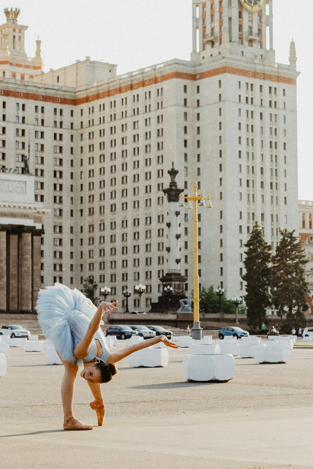 Mujer con vestido de bailarina blanco