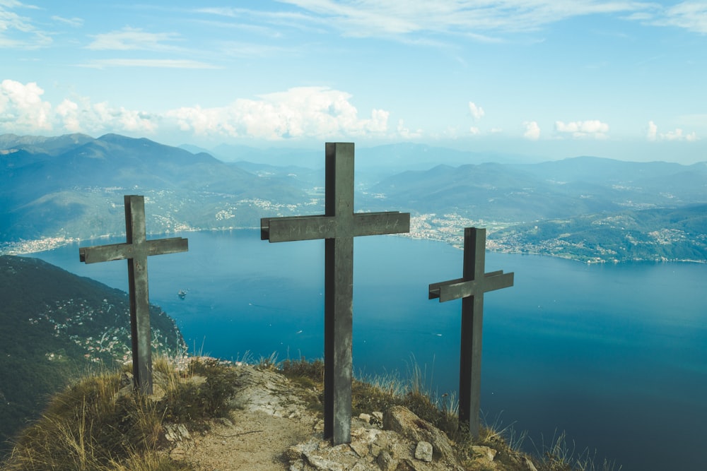 trois croix en bois noir pendant la journée