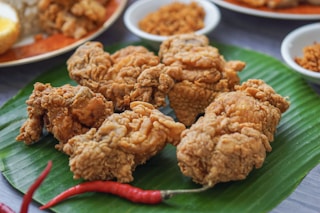 food lot on a green leaf plate