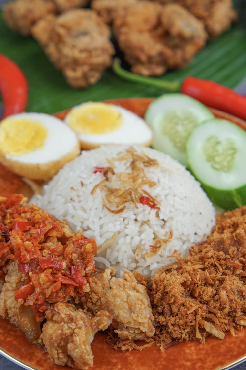 Nasi Uduk Telur Balado