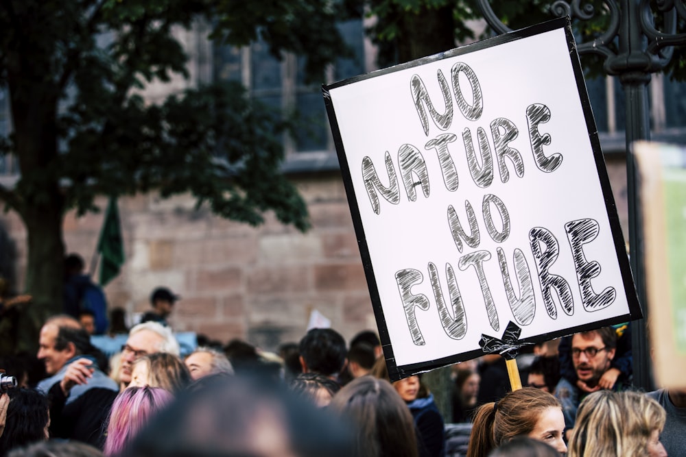 Mann mit "No Mature No Future"-Schild