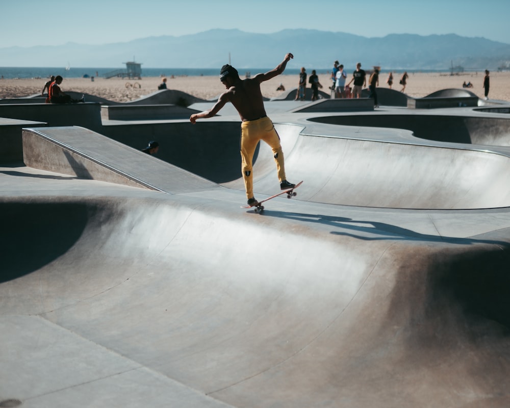 uomo che cavalca skateboard