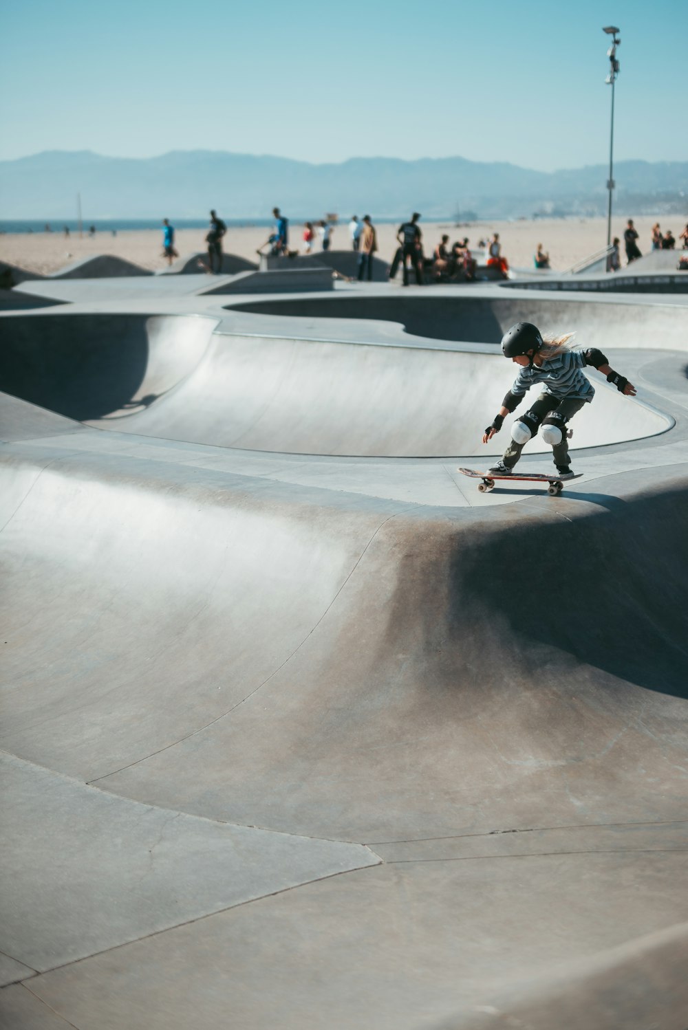 Junge, der Skateboard reitet