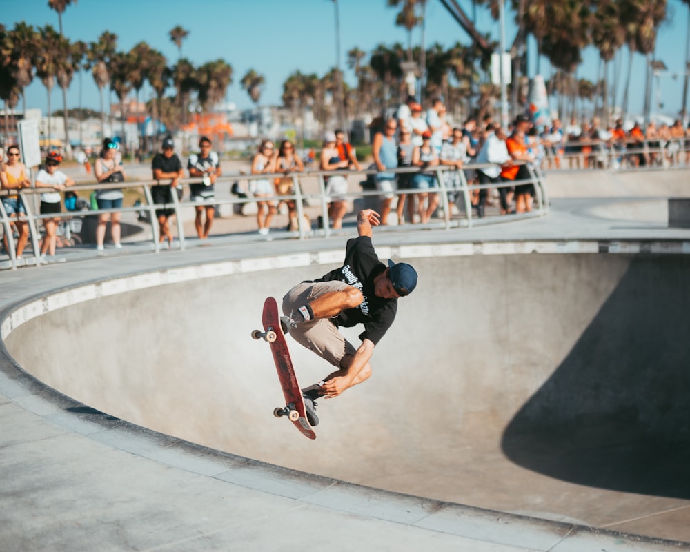 uomo che cavalca skateboard