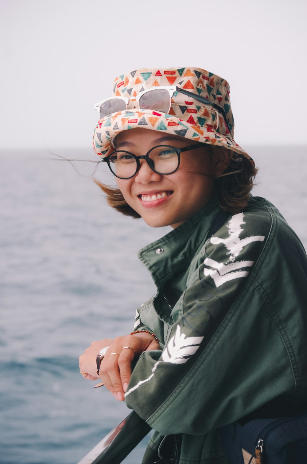 Mujer con chaqueta verde y sombrero de pescador