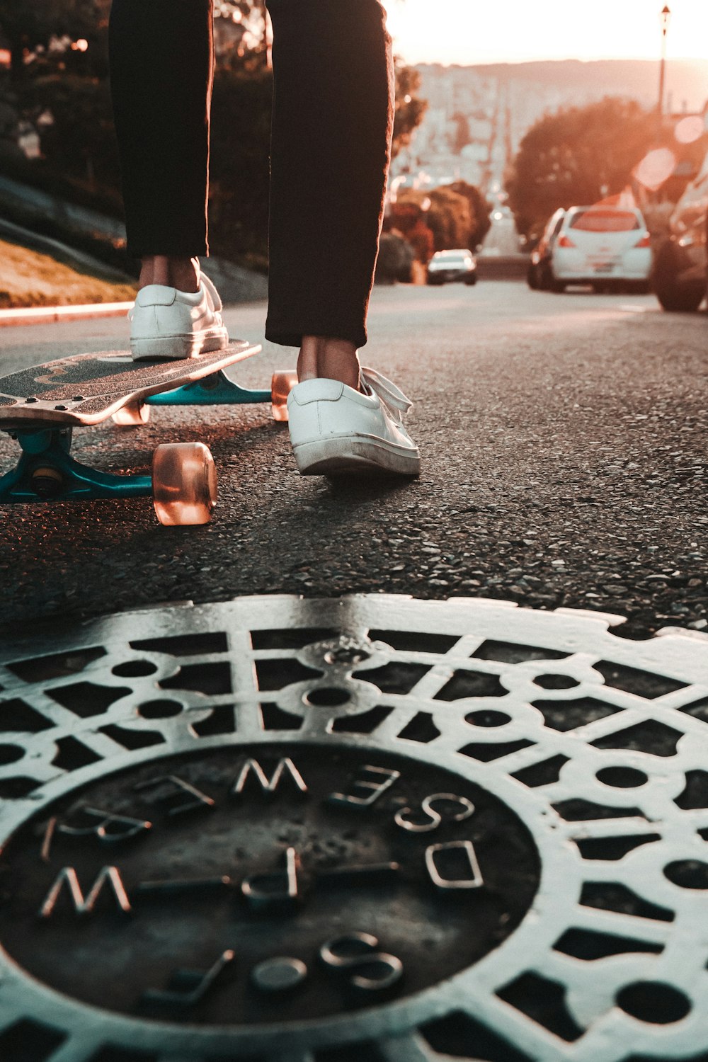 persona che cavalca skateboard