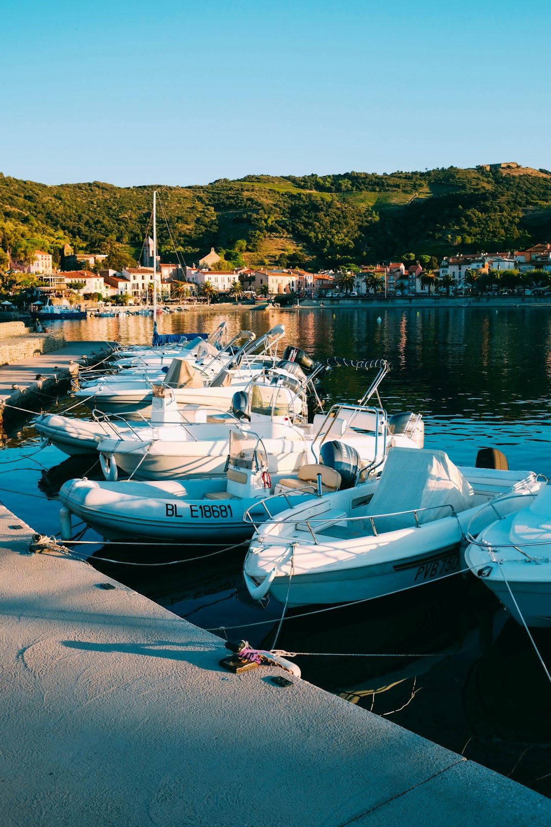 boats on calm water at daytime