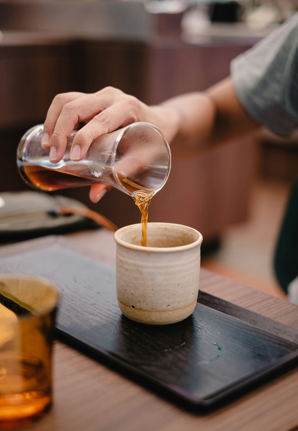 hombre sosteniendo un vaso de té turco