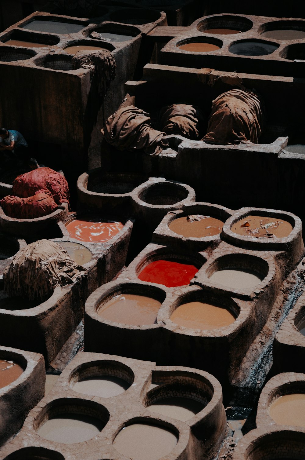 a bunch of pots that are sitting on the ground