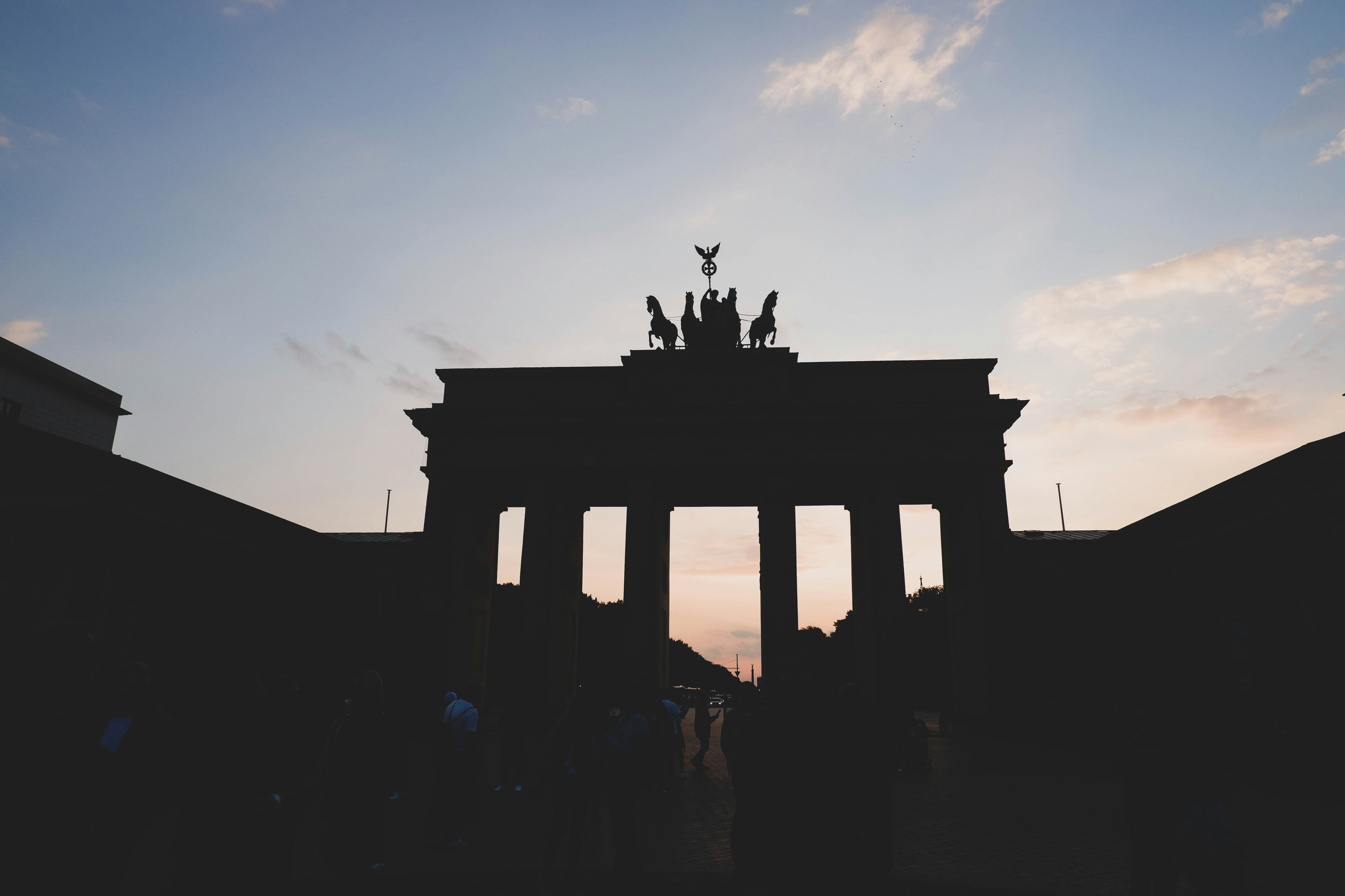 foto de baixo ângulo do edifício da cúpula de concreto
