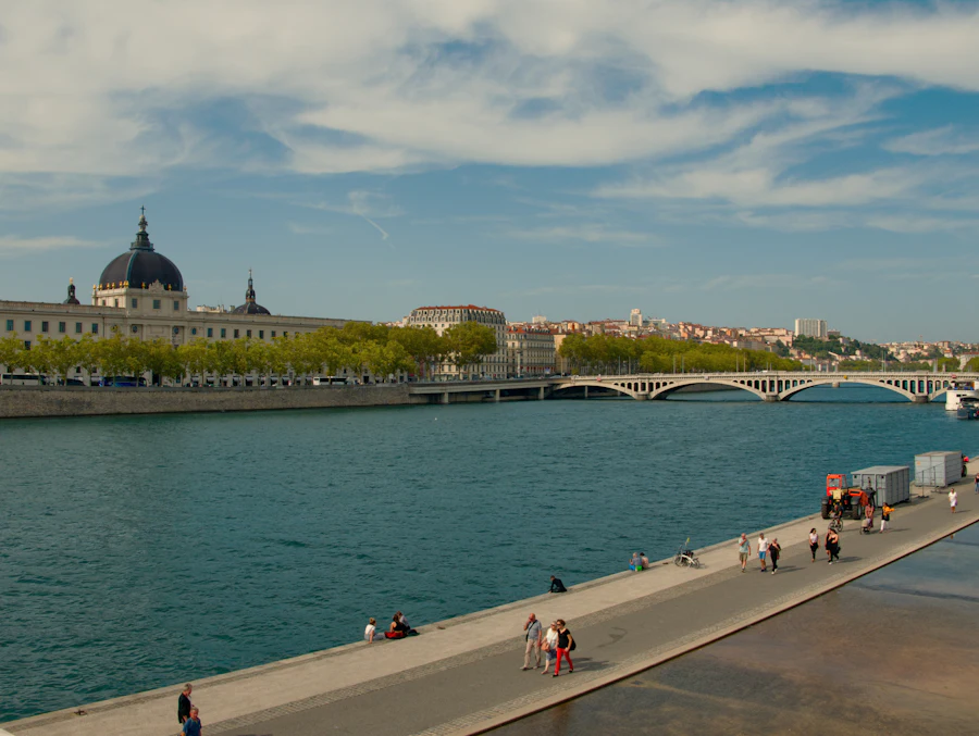 Promeneurs le long des berges du Rhône à Lyon