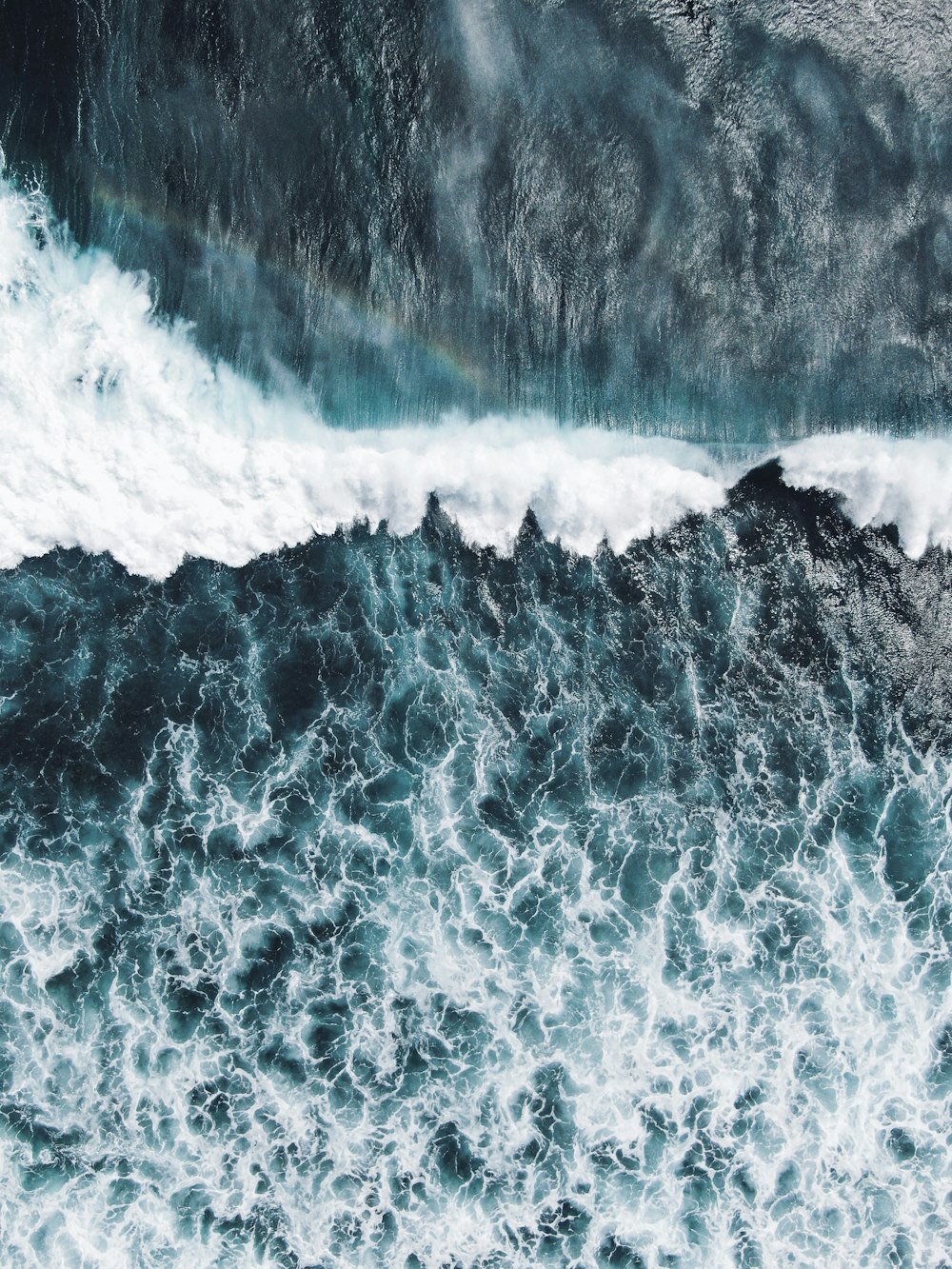 昼間の海の波の写真